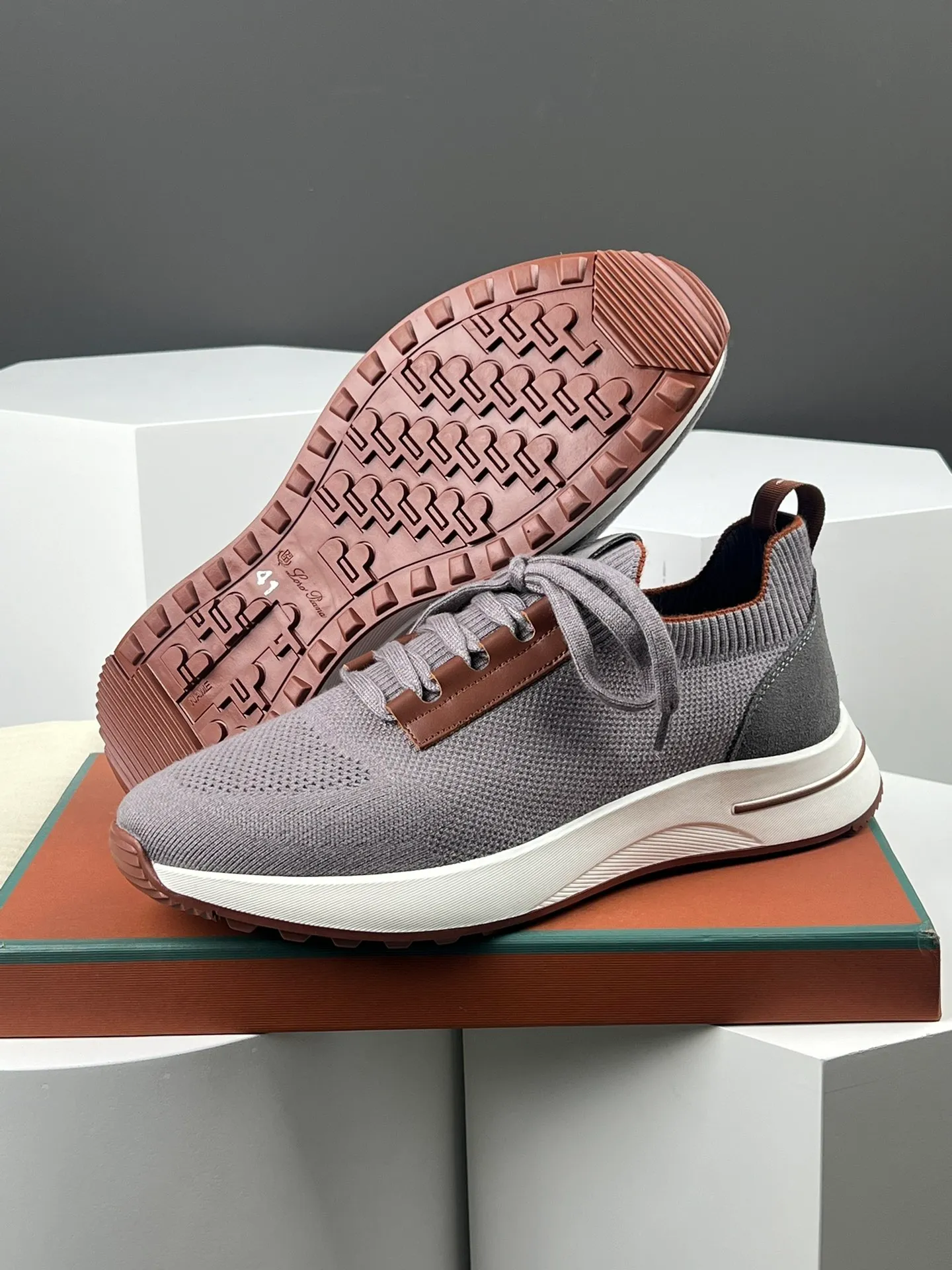 Factory price 420💰L men's shoes💰New product on sale Loro men's shoes💰iana knitted sneakers｜Made of Wish wool blended fabric｜The upper is made of unique knitted fabric production technology｜Comprehensive one-to-one restoration of the counter process｜Additional original molded rubber three-color combination technology outsole｜Size: 39-44 (customized at 45.46)